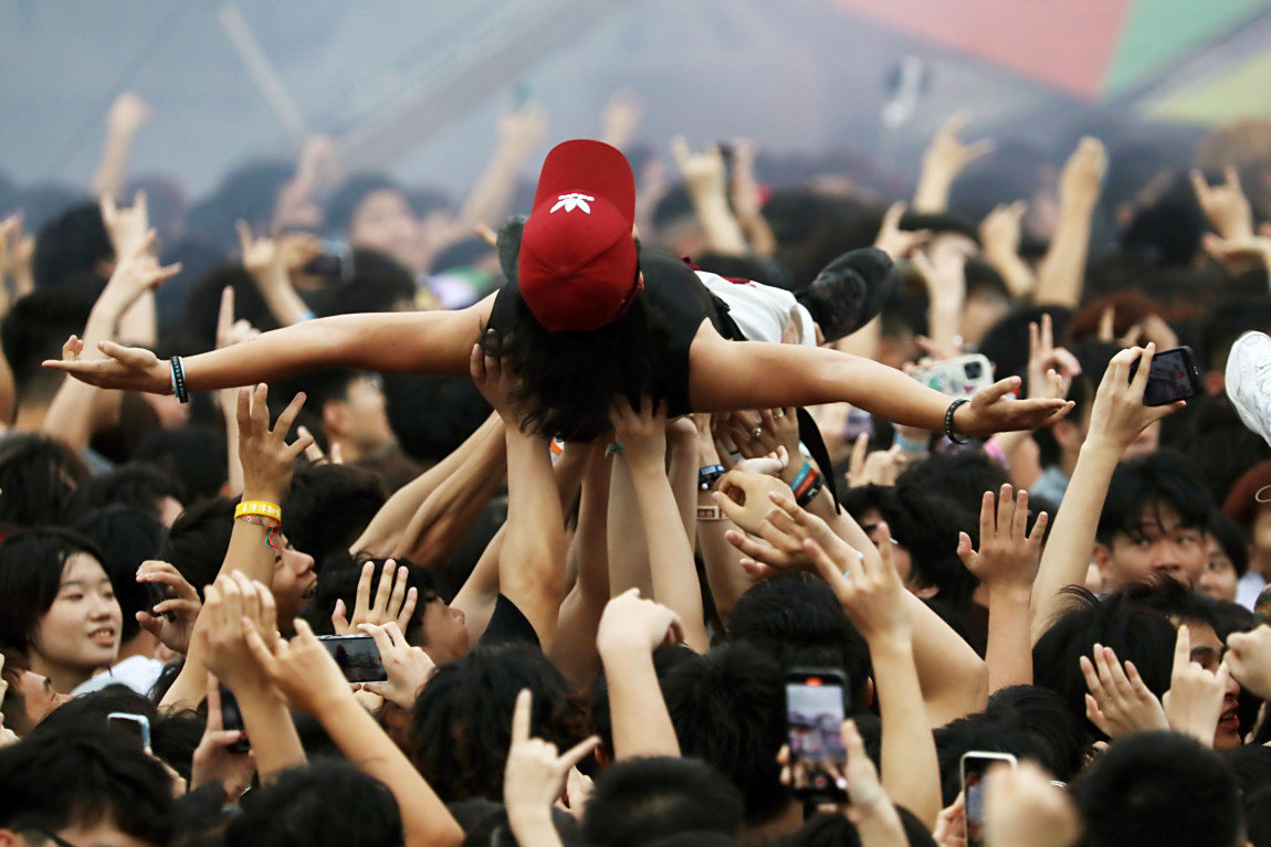 团体比赛掀起高潮观众热烈欢呼的简单介绍