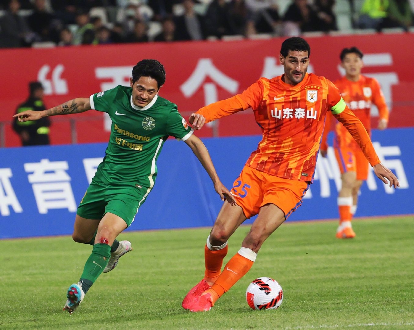 关于山东泰山球迷示威抗议，俱乐部面临压力的信息