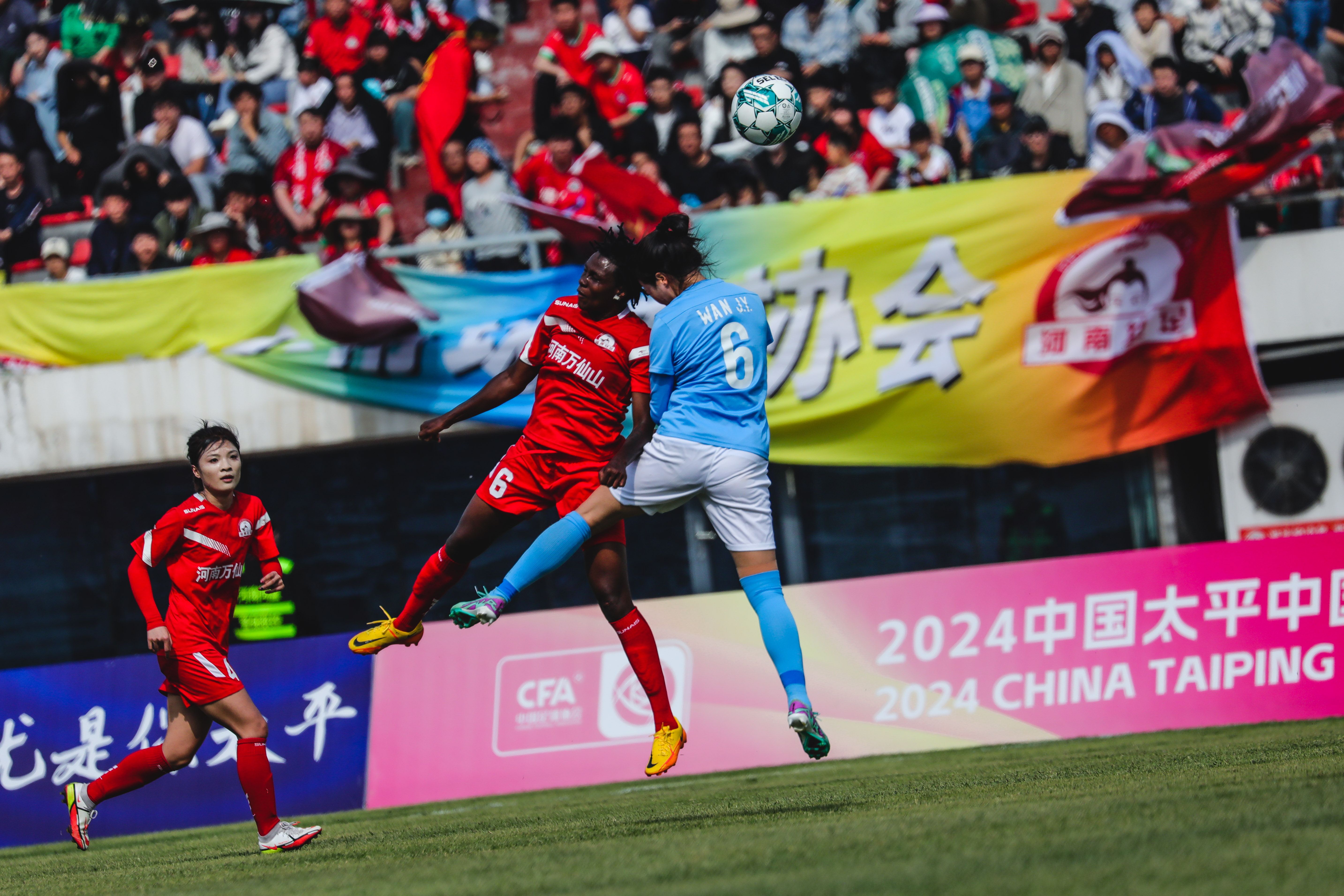 PG电子游戏-足球赛场上精彩表现引发观众热烈反响