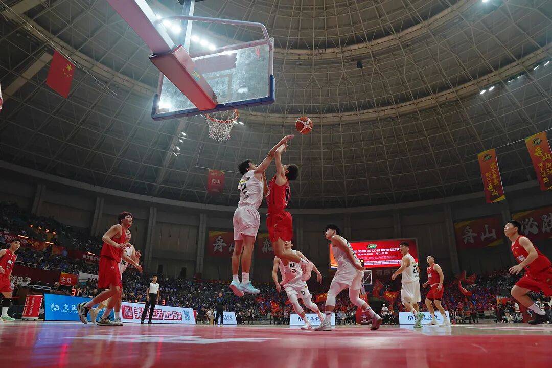 对阵双方将在球场上进行激烈拼搏