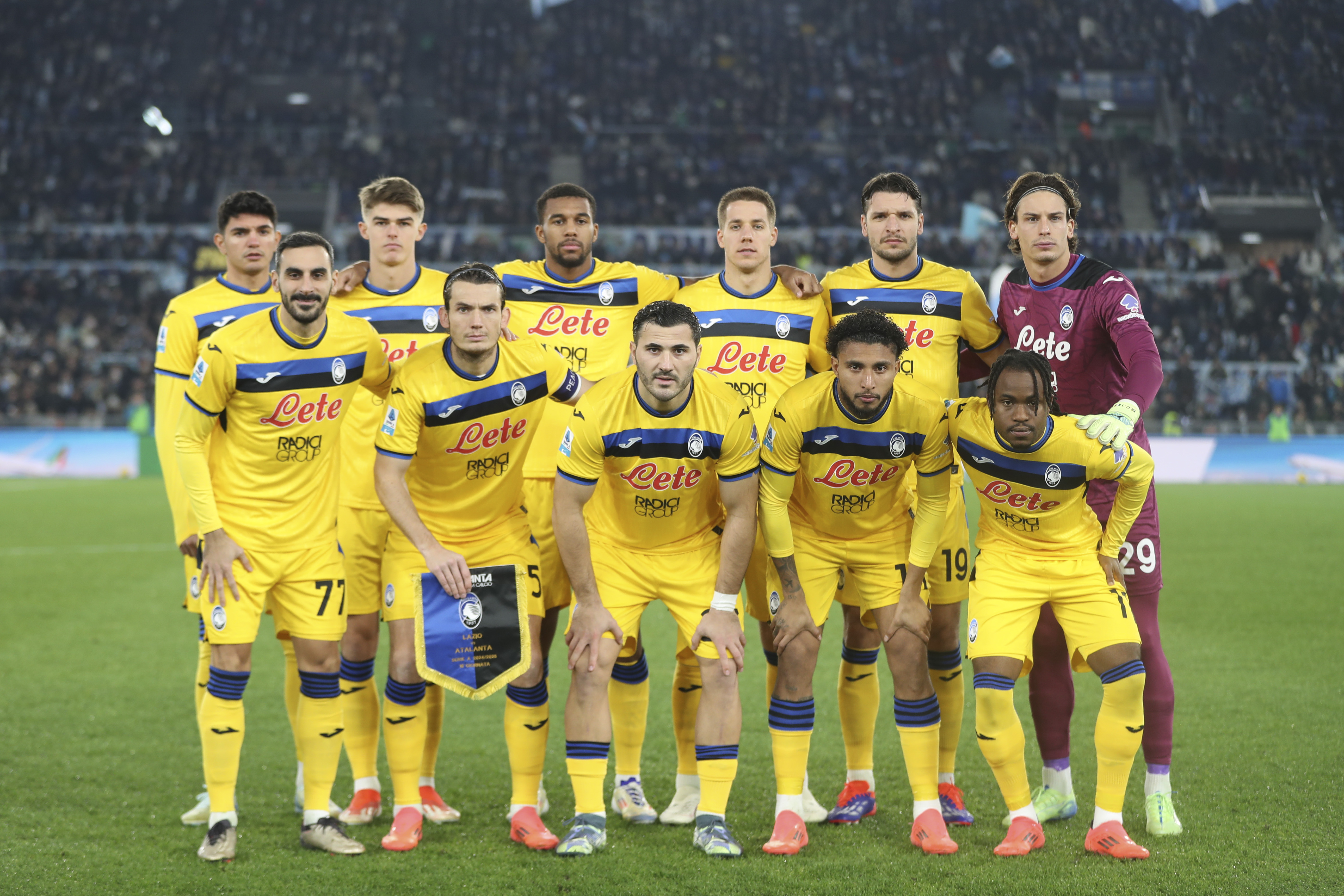 两队在比赛中拼尽全力临场表现稳定