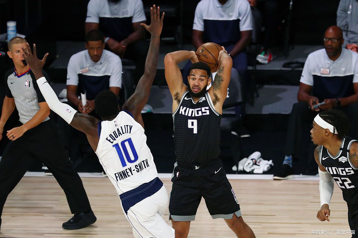 76人鏖战马刺,塔图姆统治全场 76人鏖战马刺,塔图姆统治全场